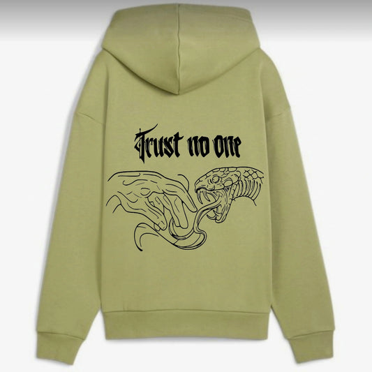 Hoodie mit Print Trust No One
